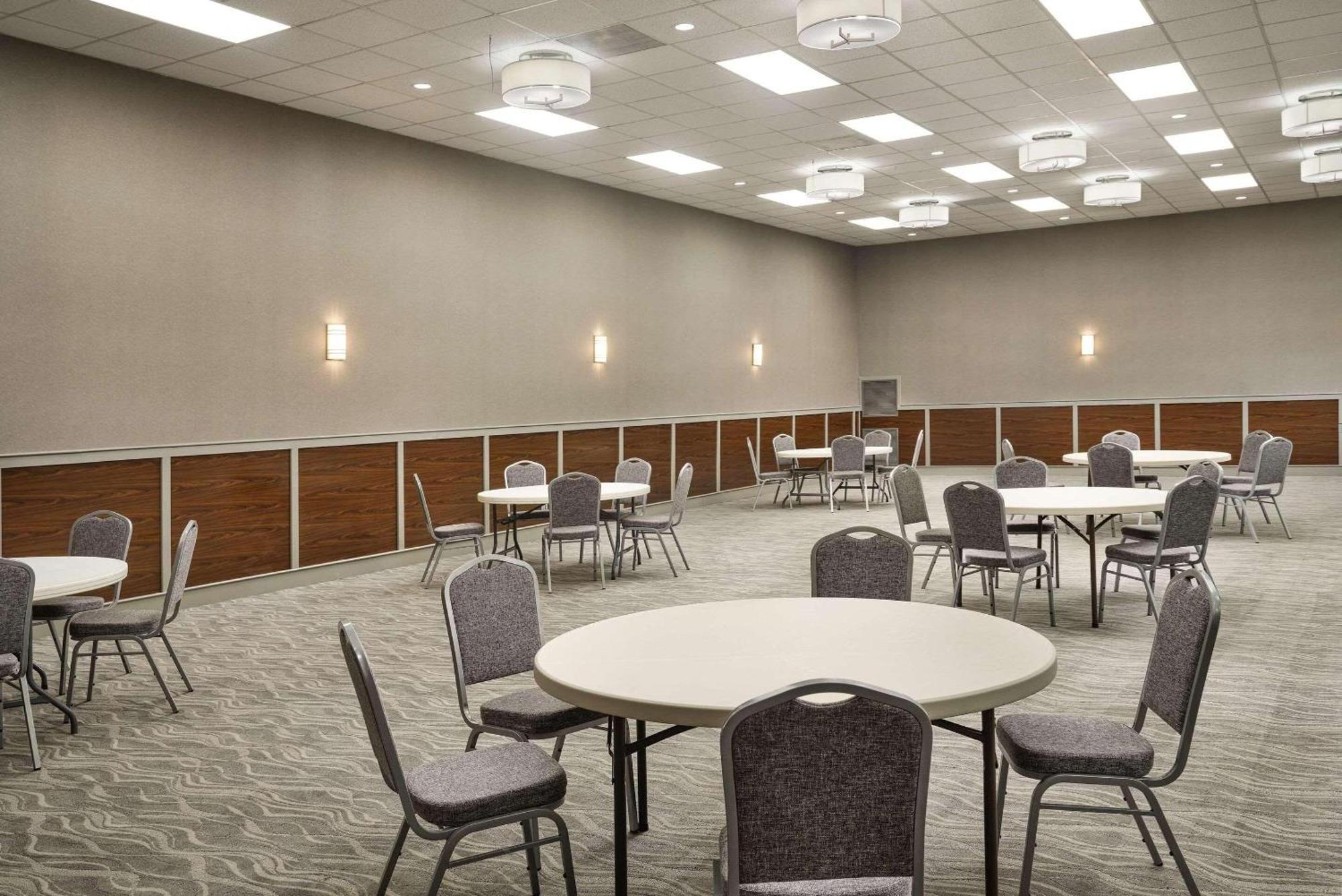Radisson Hotel West Memphis Bagian luar foto