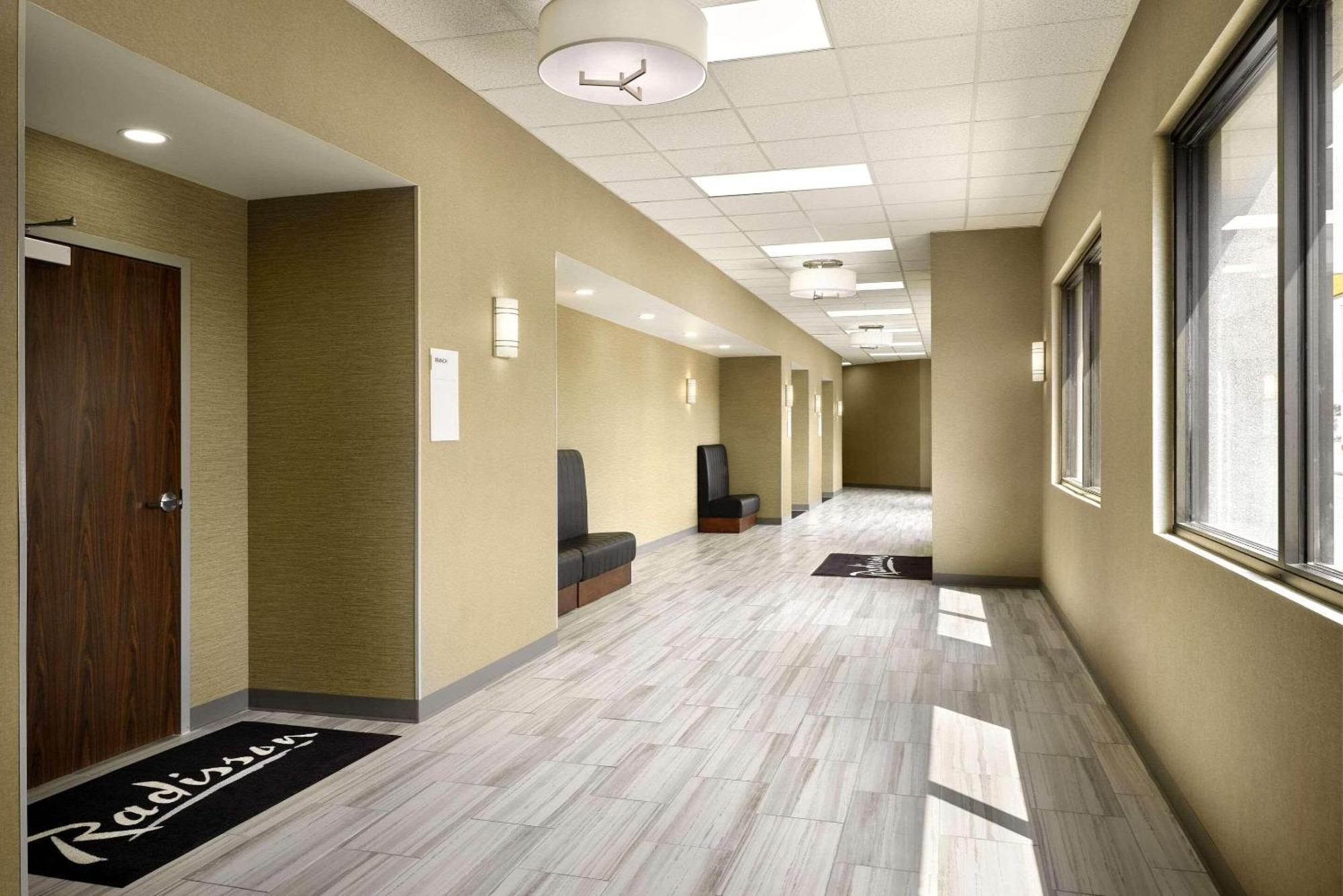 Radisson Hotel West Memphis Bagian luar foto