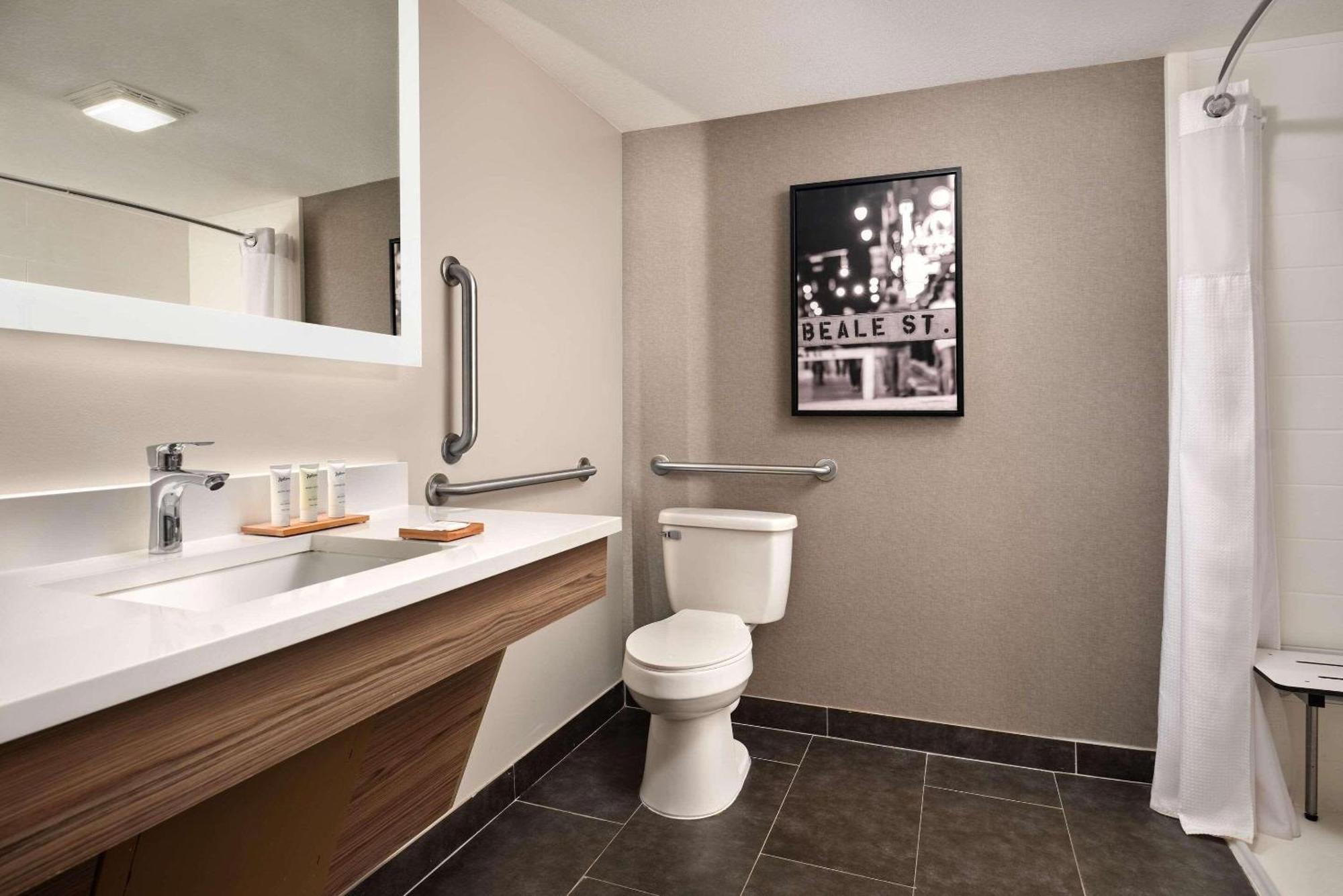 Radisson Hotel West Memphis Bagian luar foto