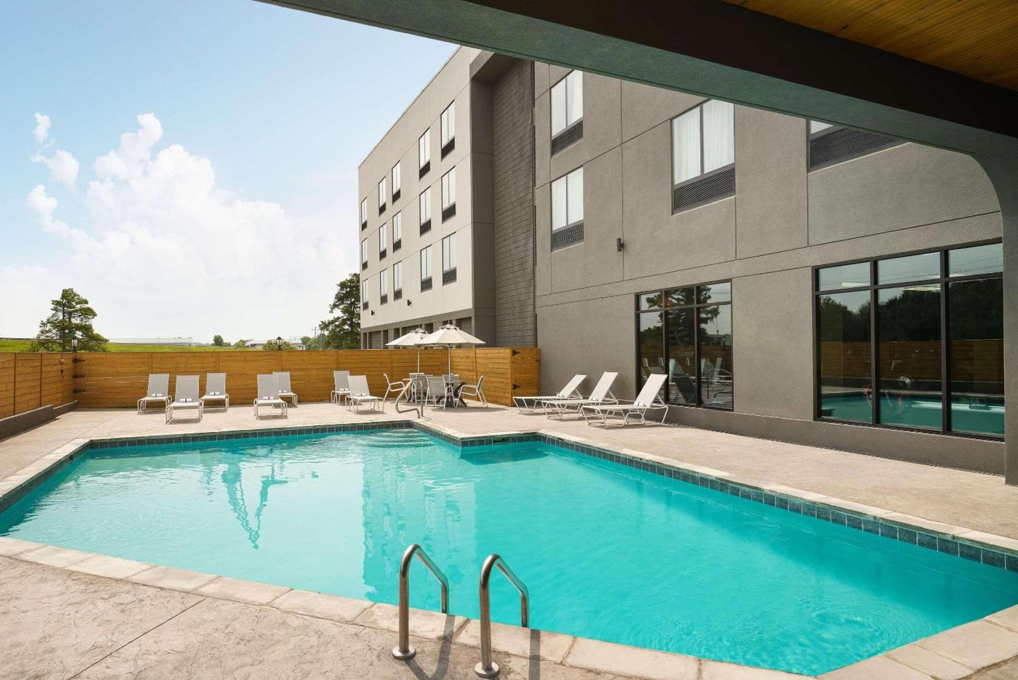 Radisson Hotel West Memphis Bagian luar foto